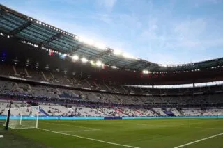 Un maillot de Marco Materazzi brandit pendant la Marseillaise